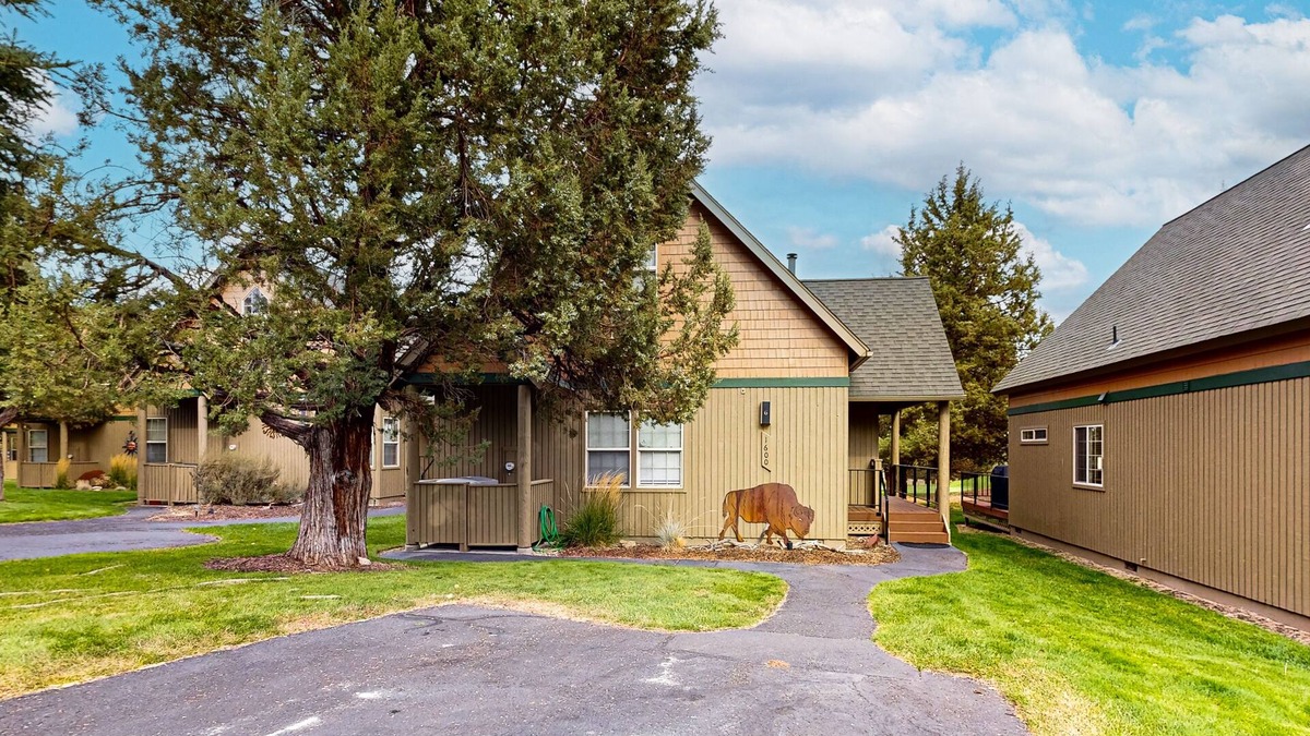 Redmond Ski Chalet | Lovely home with deck, shared pool, gym, hot tub, & tennis