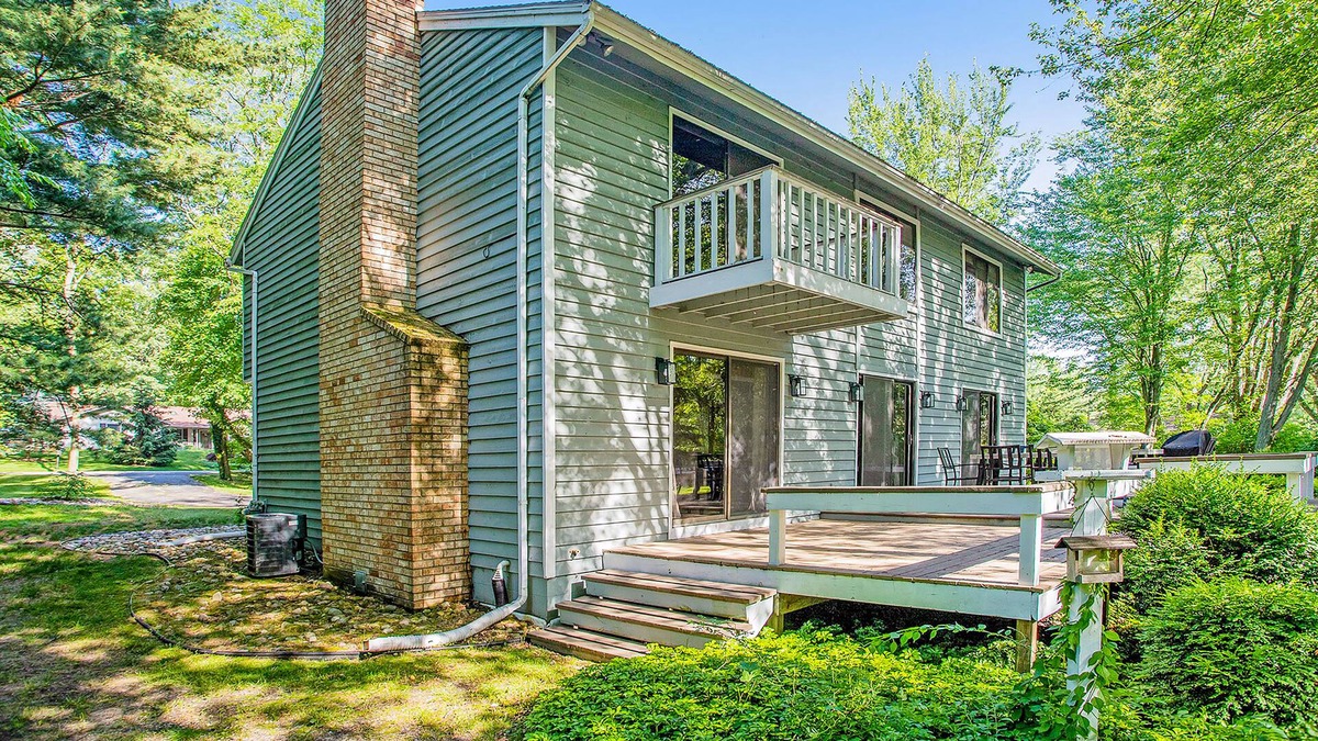 Stevensville House | Lovely home with firepit, W/D, fast WiFi, & huge dog-friendly yard