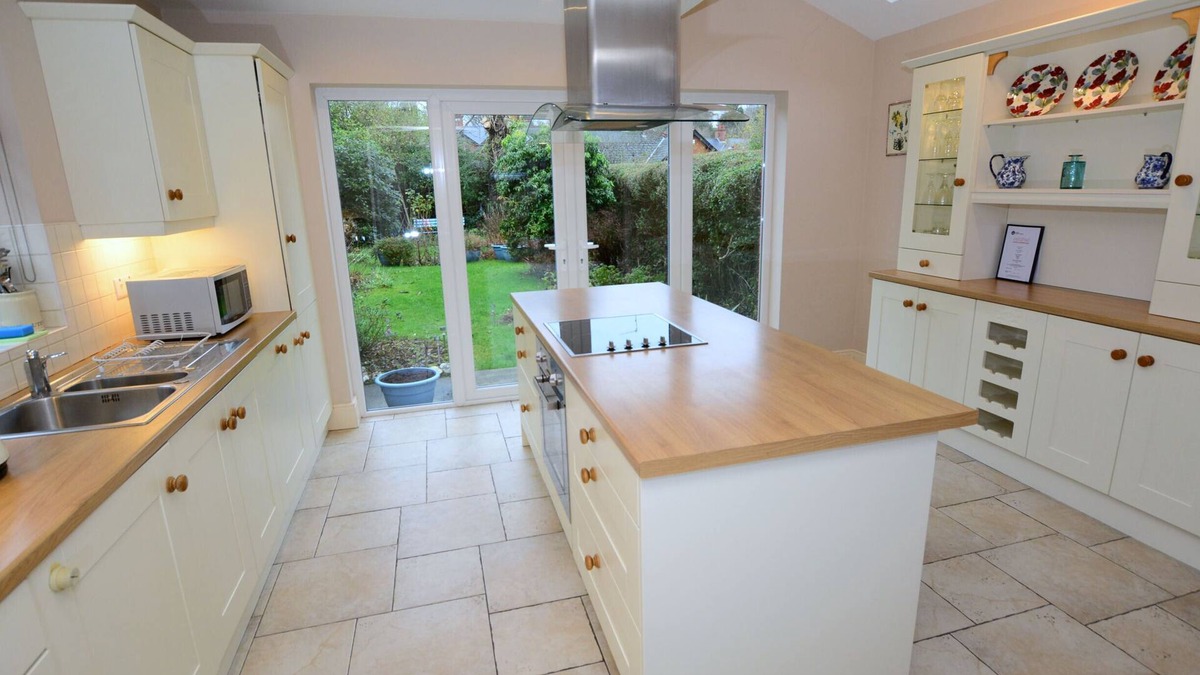 Belfast House | Lovely house with a mature garden and is fully serviced and a home from home