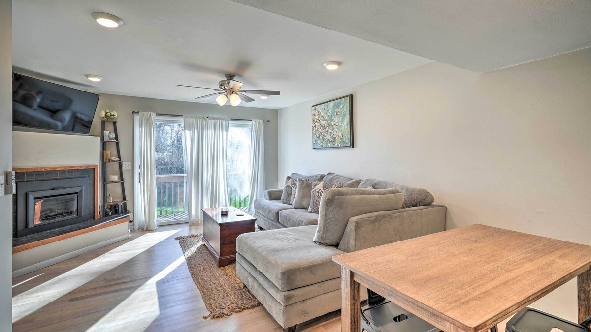 Iowa City House | Lovely Iowa City Townhome ~ 3 Mi to Dtwn!