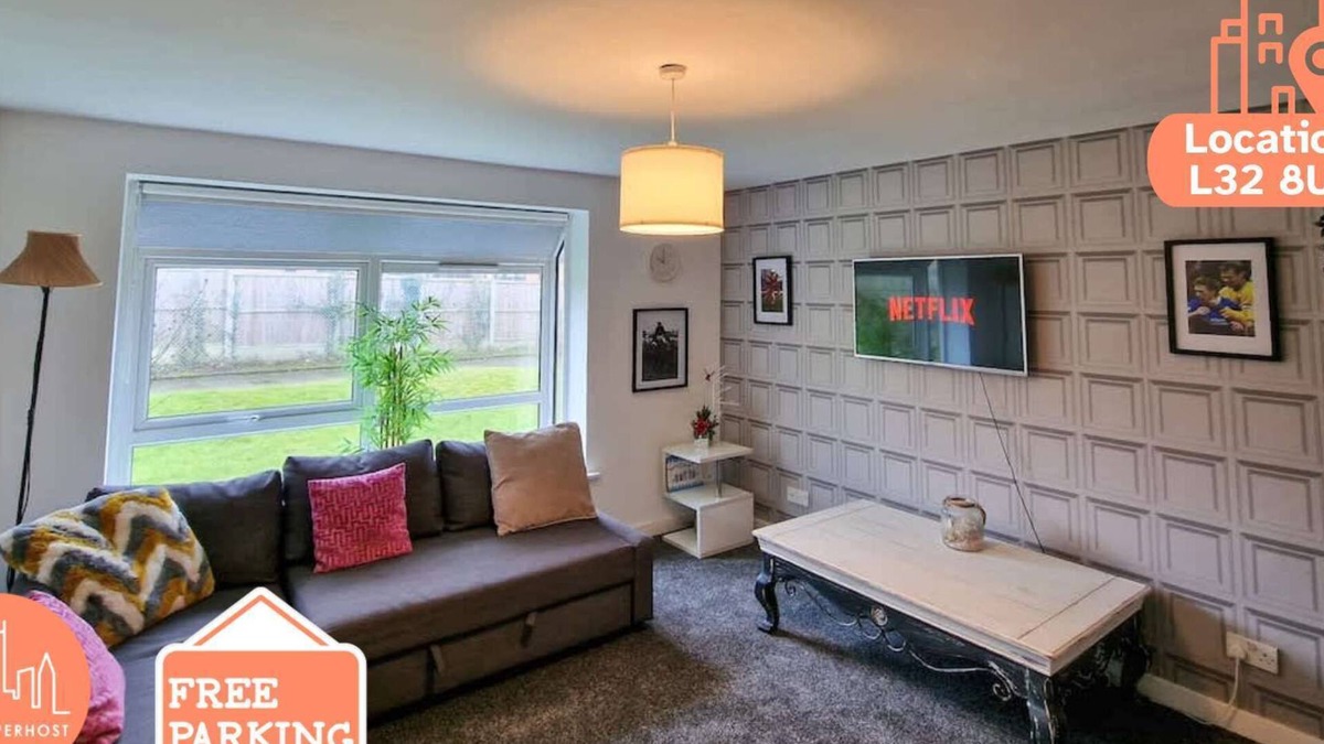 Kirkby Apartment | Lovely Kirkby Flat by City SuperHost