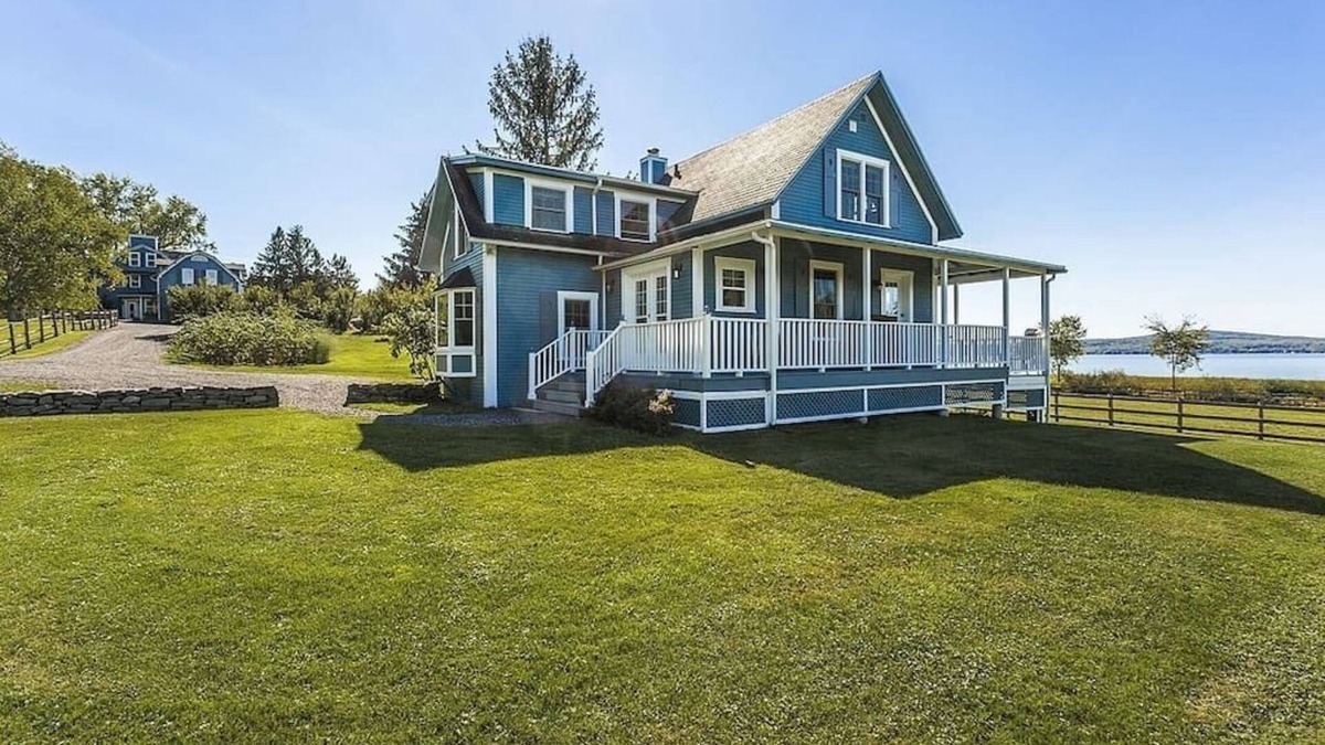 Lac-Brome House | Lovely Lac-Brome 3 Bedroom Lakefront Cottage