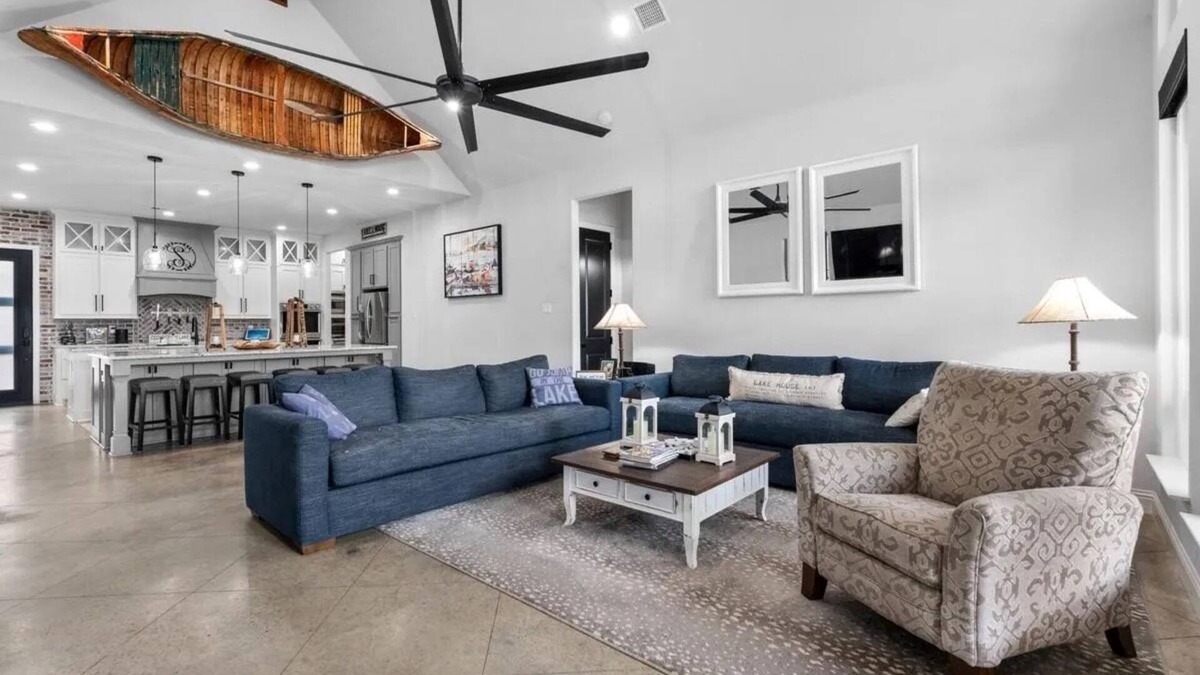 Carolyn Estates House | Lovely lake front home sleeps 16 on Cedar Creek Lake in charming Mabank TX