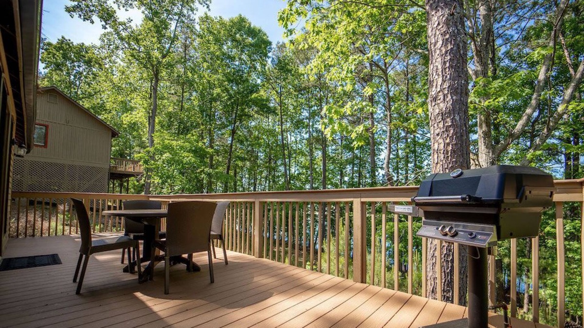 Buford Cabin | Lovely Lake House with Private Deck + Washer/Dryer