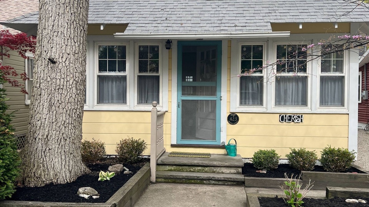 Lakeside House | Lovely Lakeside Cottage! Sleep 11, easy parking, linens included!