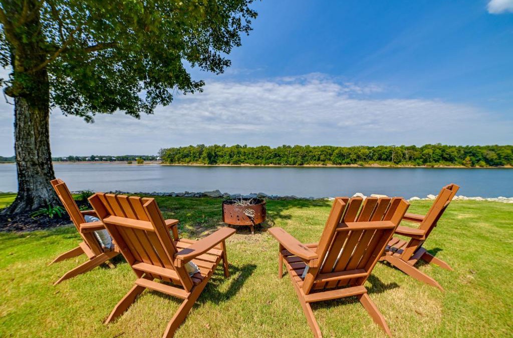 Olivehill Apartment | Lovely Lakefront Apartment with Boat Ramp Access