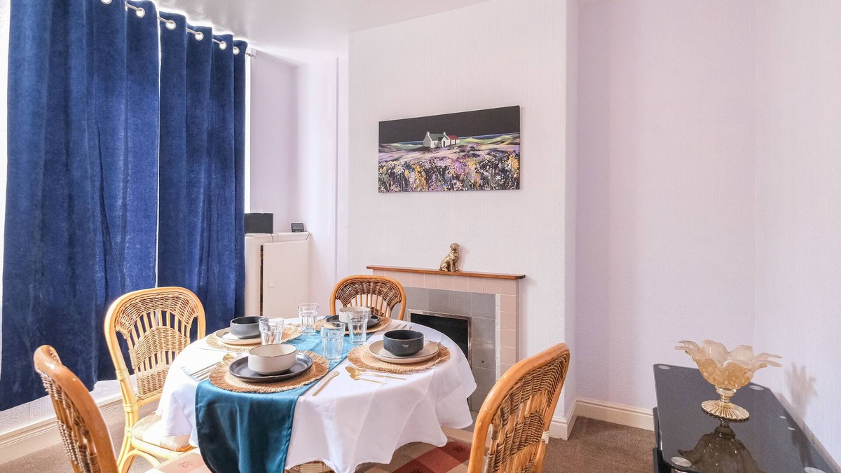 Hartshill House | Lovely large 2-Bed House with 2 Reception Rooms