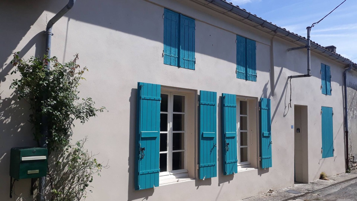 Burie House | Lovely Large Charentaise House Near Shops For Families Or Couple