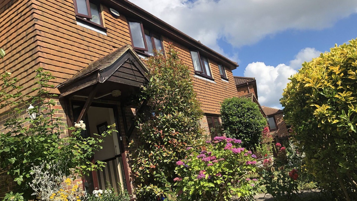 Cray Valley East House | Lovely large house in town