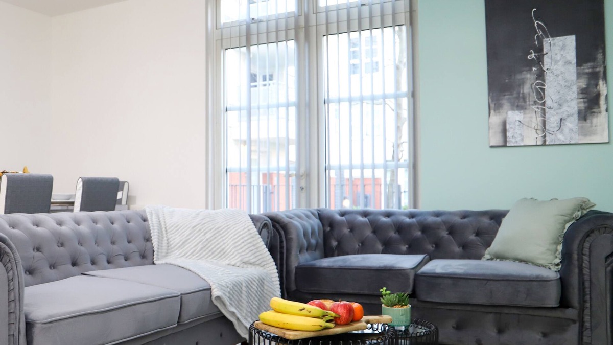 Thorpe Satchville House | Lovely Leicester Home with Balcony - 5 bedroom 5 bathrooms