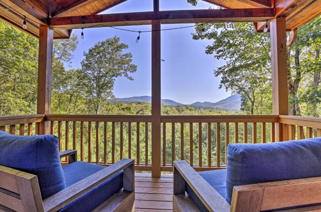 Hidden Lake House | Lovely Log Cabin and Bunkhouse with Views and Yard!