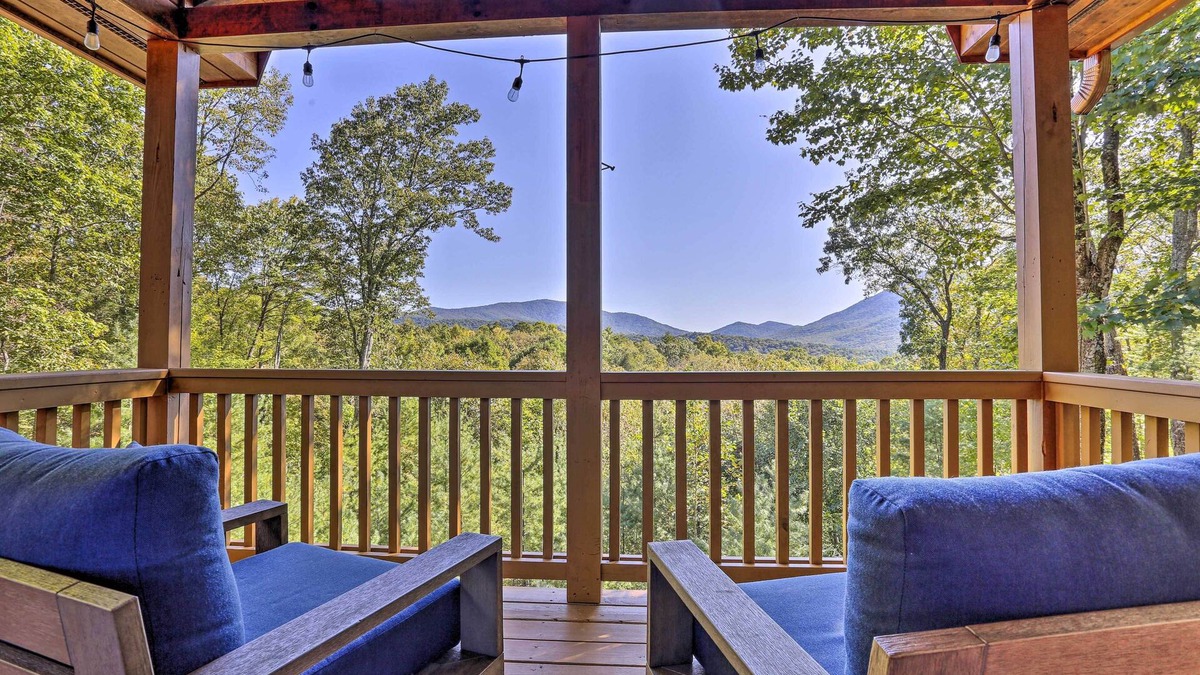 Hidden Lake Cabin | Lovely Log Cabin + Bunkhouse w/Views & Yard!