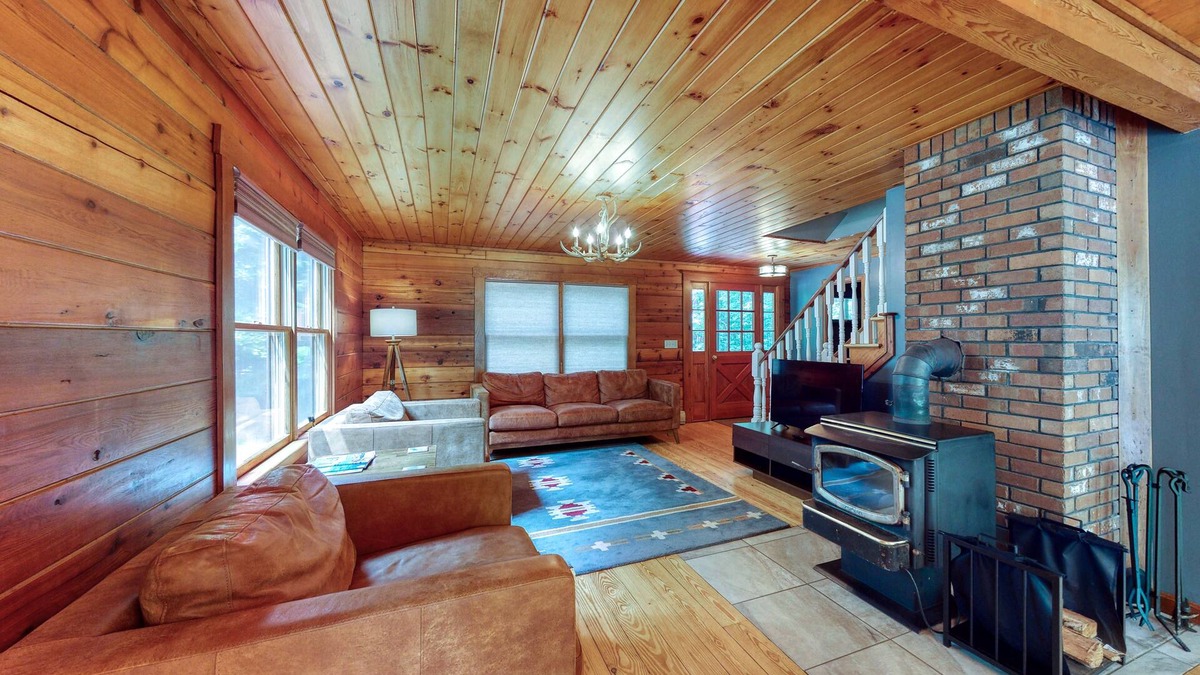 Bartlett House | Lovely Log Cabin Near Slopes W/Free WiFi, Firepit, & Gourmet Kitchen - Dogs OK