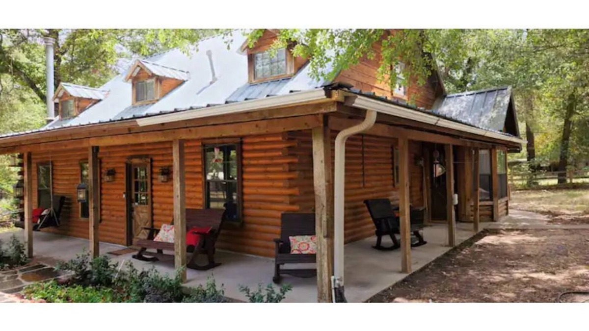 Montgomery House | Lovely Log Home W/Office, AC, Hot Tub on 4.3 acres