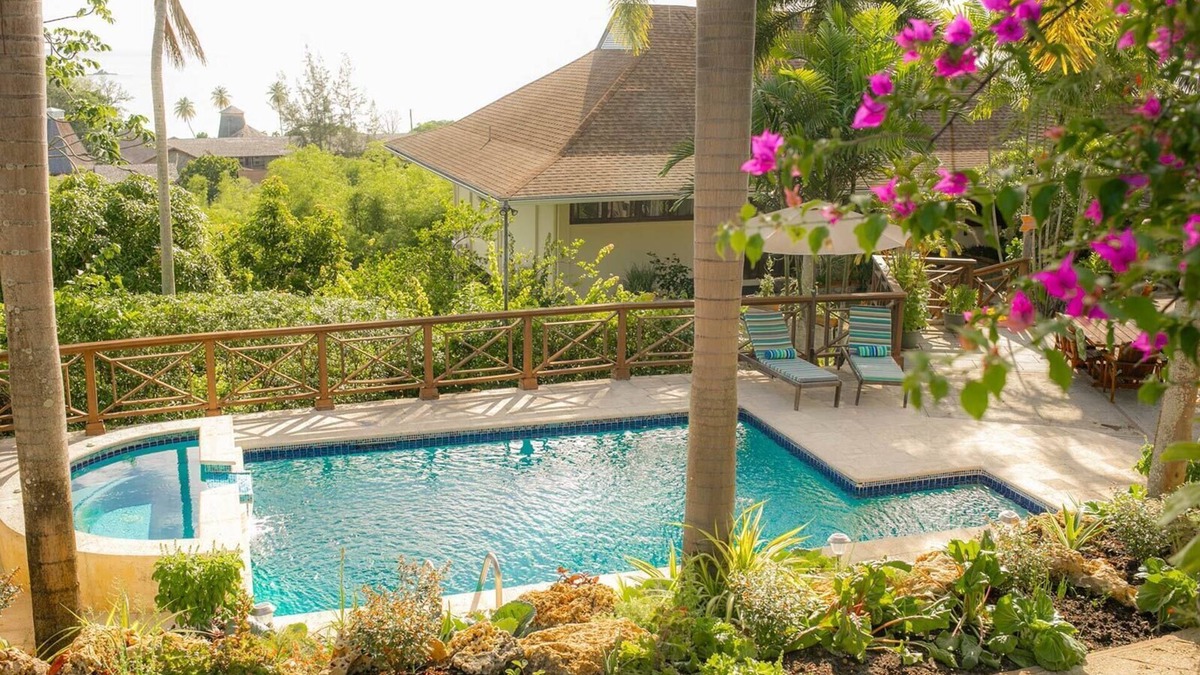 Black Rock Villa | Lovely Luciana with Windows for Walls & Open Plan Living