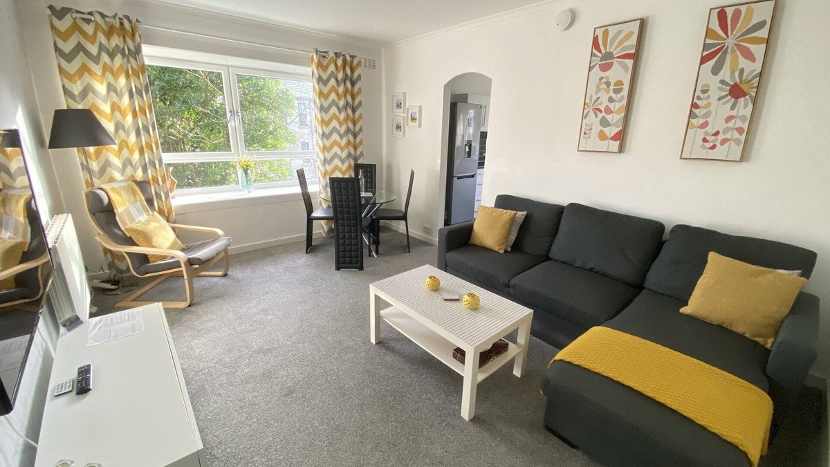 Paisley Apartment | Lovely Modern 1 bedroom apartment - Sleeps up to 4 guests
