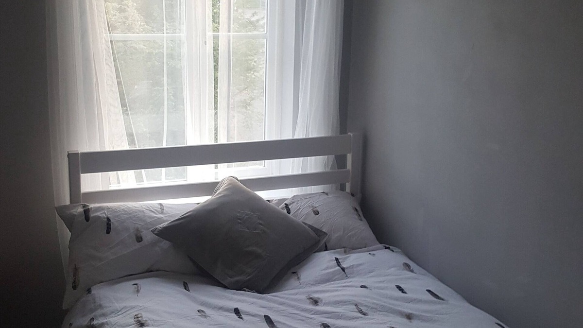 Little Stukeley Apartment | Lovely modern 2 bedroom apartment 2 minutes away from parks and forest