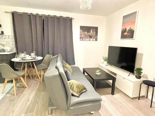 Carcroft House | Lovely Modern 3 Bedroom House Doncaster, Family Contractor Friendly, Sleeps 6