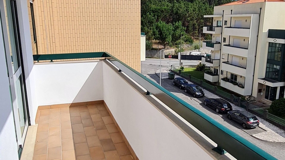 Tavarede Apartment | Lovely Modern Duplex 3 Bedroom Flat in Quiet Area