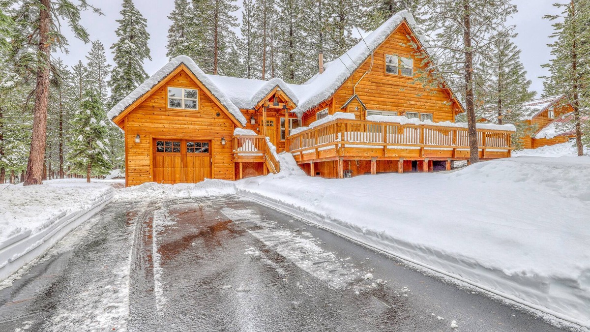 Truckee Ski Chalet | Lovely mountain cabin with hot tub, pools, sauna & dock - near skiing, golf