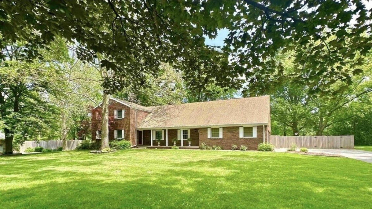 Centralia House | Lovely neighborhood. Near hospitals. Weekly and Monthly rates available.