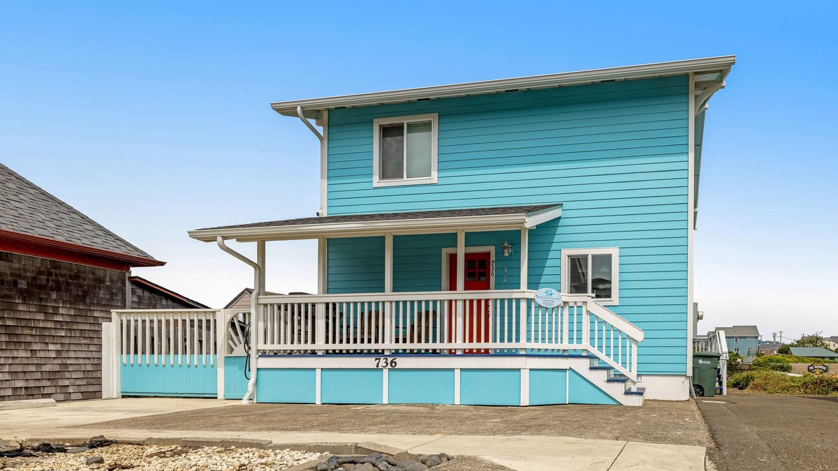 Newport Cottage | Lovely ocean-view cottage next to Nye Beach access - EV charger on-site