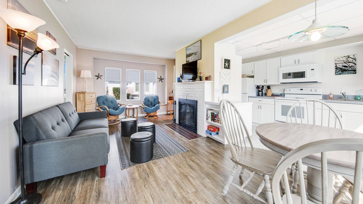 Seaside Cottage | Lovely oceanfront getaway with pool & fireplace