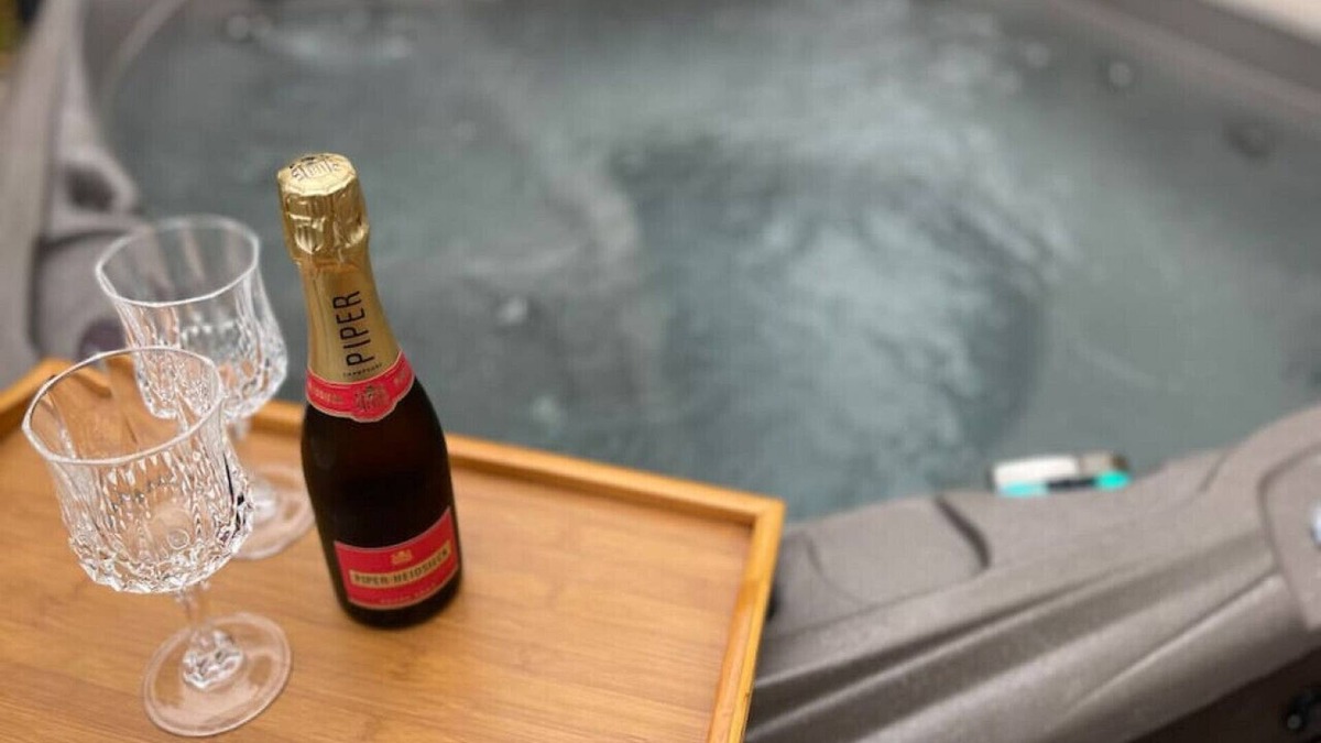 Crofton Apartment | Lovely oceanside 1-bdrm suite Fireplace HotTub
