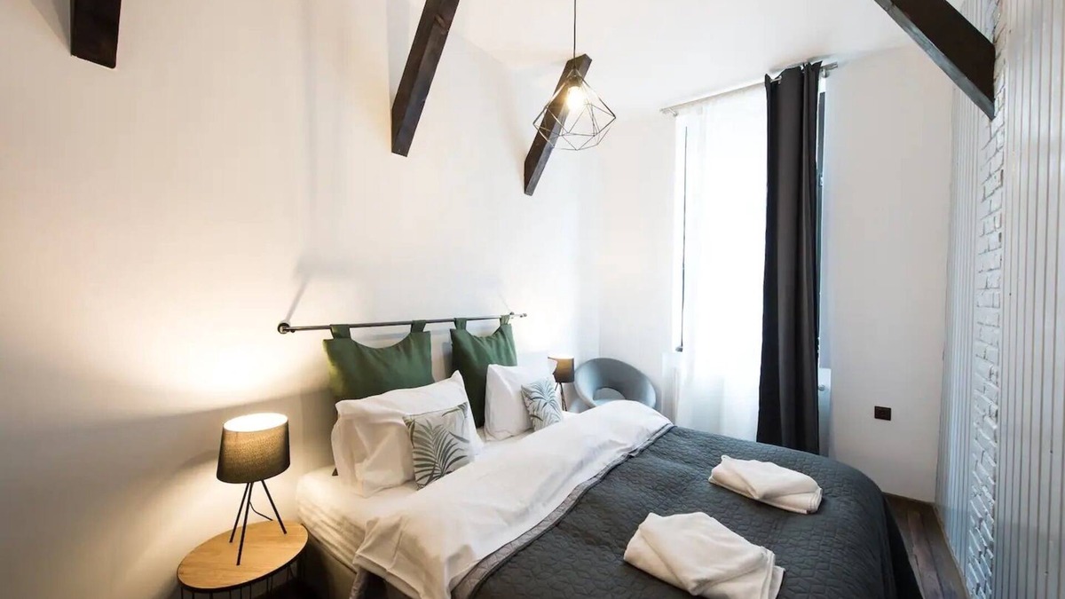 Centrul Vechi Apartment | Lovely Old Town Flat with Mountain Views
