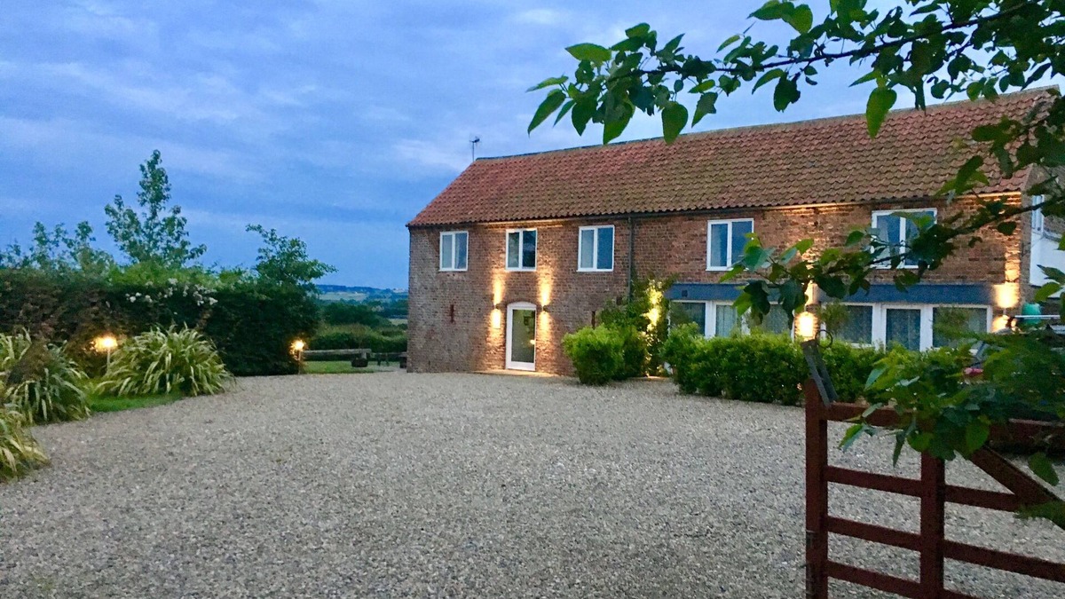 Muston Cottage | LOVELY PEACEFUL COTTAGE SLEEPS 4 | CLOSE TO FILEY TOWN & BEACH | GARDEN