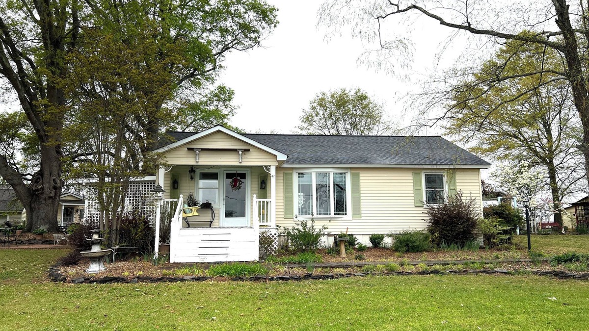 Greer House | Lovely pet- friendly 2-bedroom house in the Greer countryside