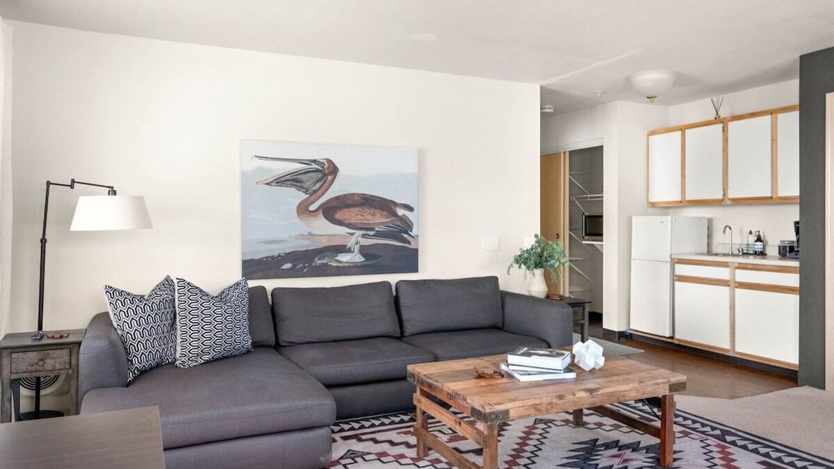 Paradise Apartment | Lovely Pet Friendly 2bd/2ba w/Private Entrance, On Site Laundry & Dedicated Parking