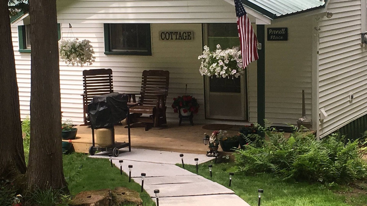 Brier Hill Cottage | Lovely, private cottage located on the main channel of the St. Lawrence River.