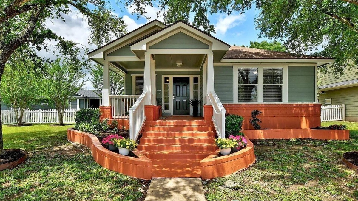 Kyle House | Lovely Private Home close to Austin & San Marcos! Family & Pet Friendly.