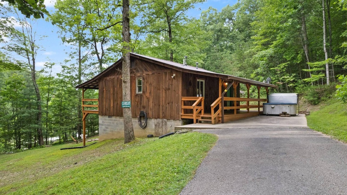 Rogers Cabin | Lovely, Quaint, Hot Tub Cabin, fiber optic Wi-Fi, on pond with fabulous view!