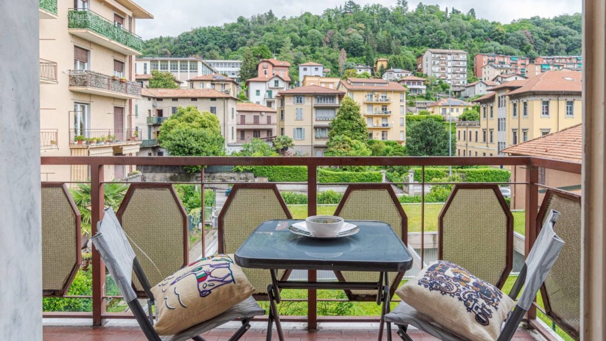 Como Apartment | Lovely & Quiet Apartment - with Balcony