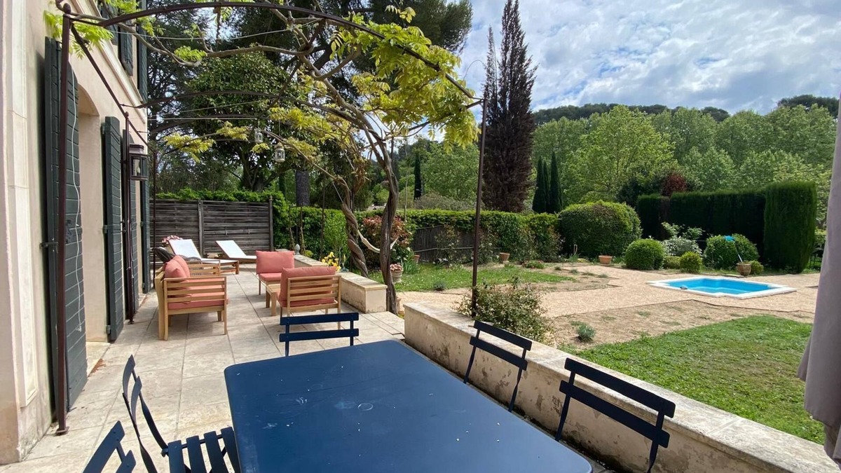 Est House | Lovely, quiet family home with terrace, garden and swimming pool. Near center