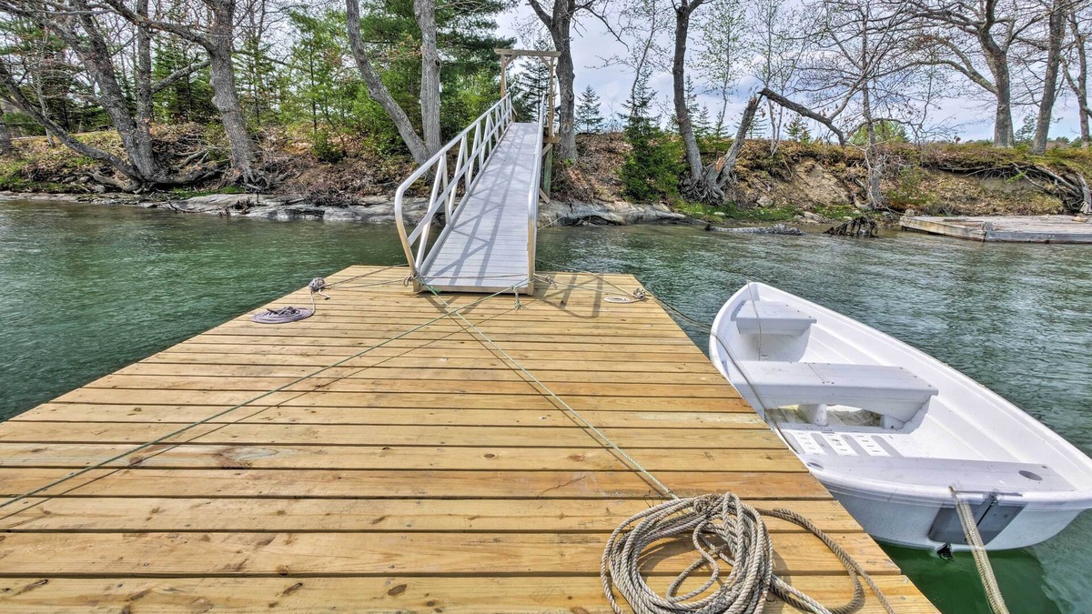 Waldoboro Cabin | Lovely 'Raspberry Cottage' w/Rowboat on Back Cove!
