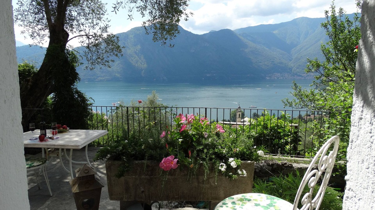 Mezzegra House | Lovely renovated barn, stunning lake views, olive grove, breeze +peace of mind