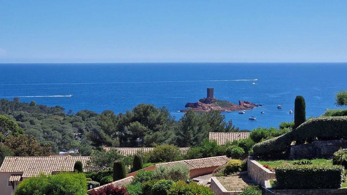 Le Dramont Villa | Lovely renovated south-facing villa with sea view