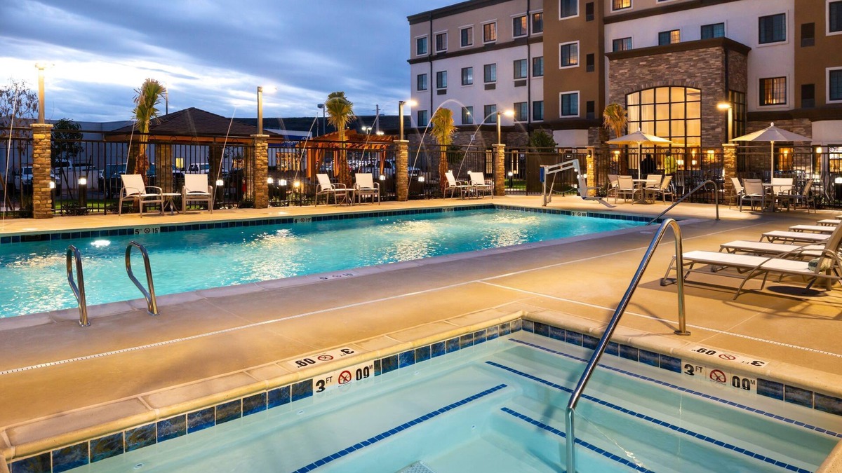 St. George Condo | Lovely Retreat! King Suite with Access to Free Breakfast + Pool & Hot Tub. Quick Drive to Dixie State University!