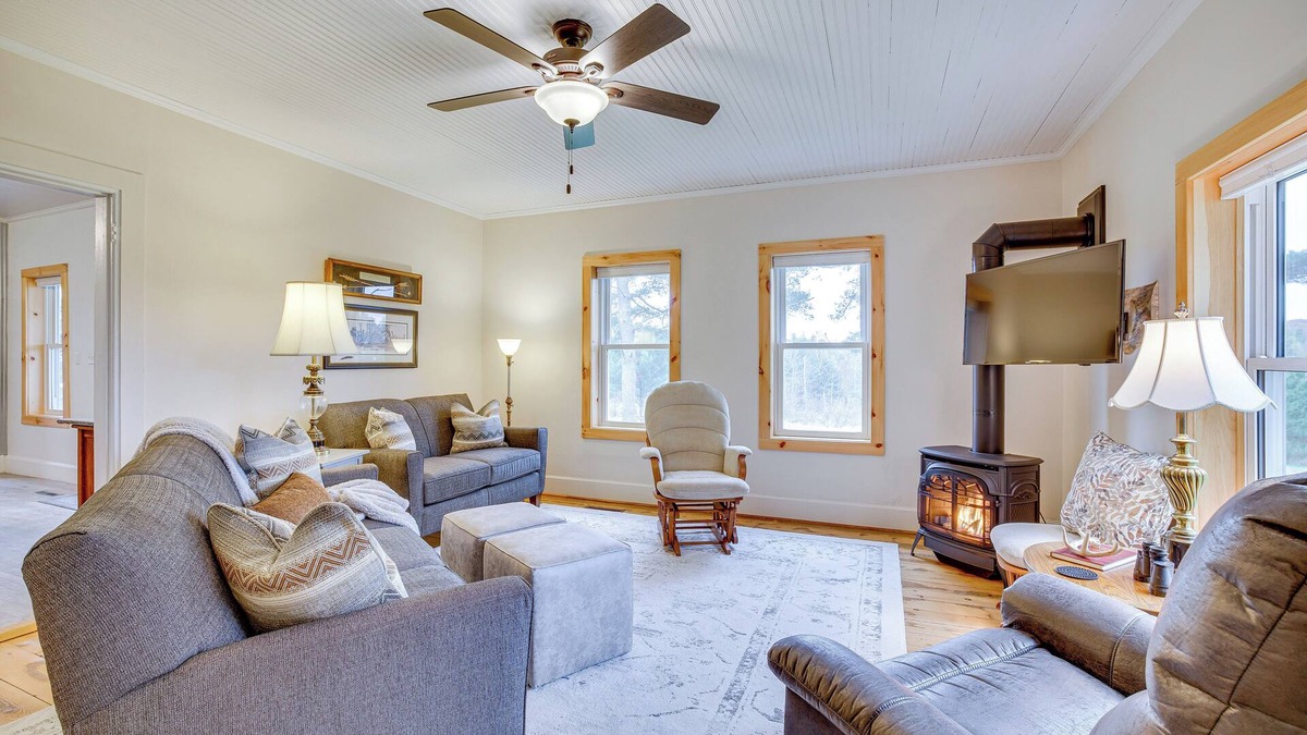 Hixton House | Lovely Rural Hixton Farmhouse w/Porch & Fire Pit!