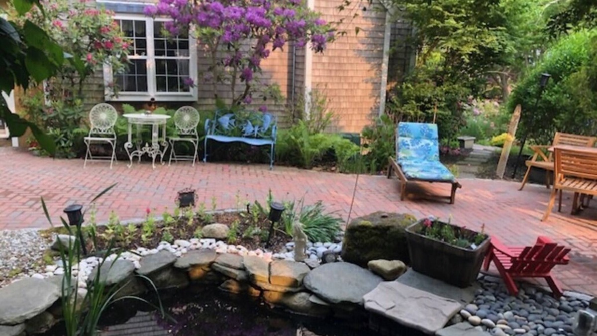 Mashpee Neck House | Lovely sanctuary on the Cape with kayaks and bikes