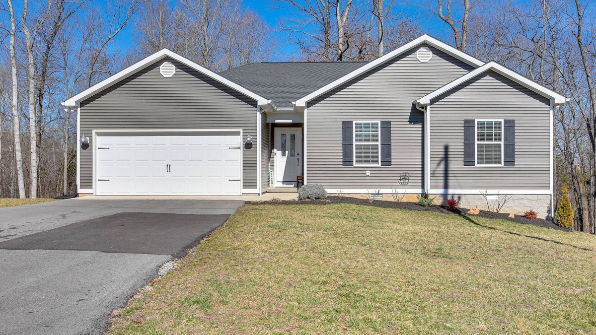 Halfway House | Lovely Scottsville Home, Minutes to Bowling Green