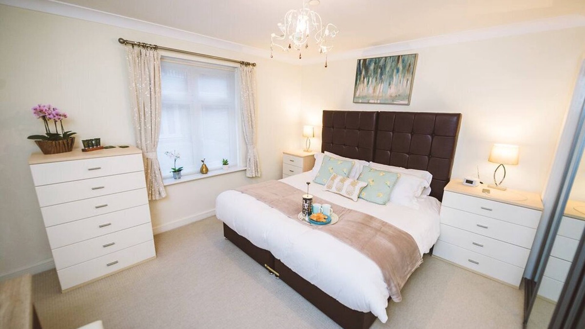 Leatherhead Apartment | Lovely Serviced Apartment in Royal Swan Quarter Leatherhead