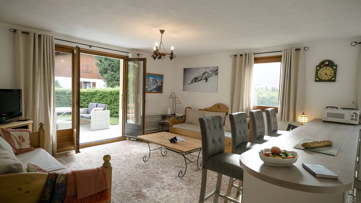 Les Praz-de-Chamonix Apartment | Lovely spacious 3 bedroom apartment with garden views of Mont Blanc and Les Drus