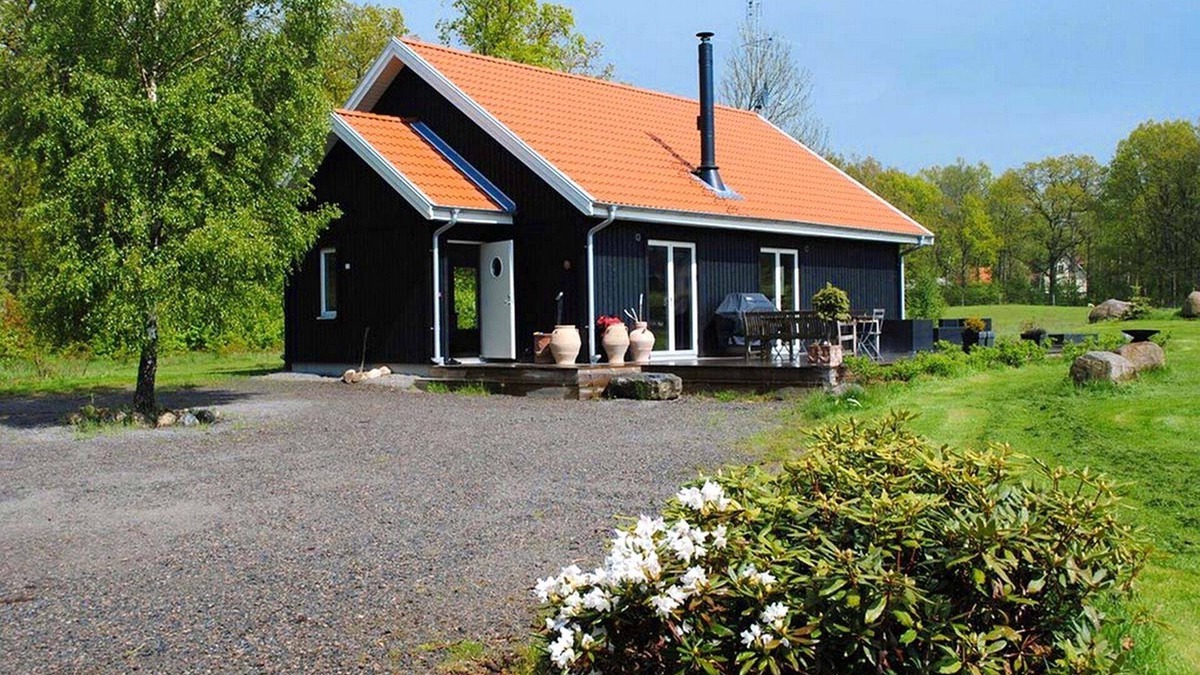 Vaxtorp House | Lovely spaceious house. Big garden Outdoor hottub. Close to nature. Pet friendly