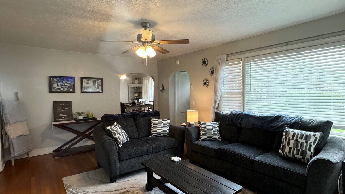 Roanoke House | Lovely& Spacious 4-bedroom house in charming Roanoke with WiFi, AC, King Bed