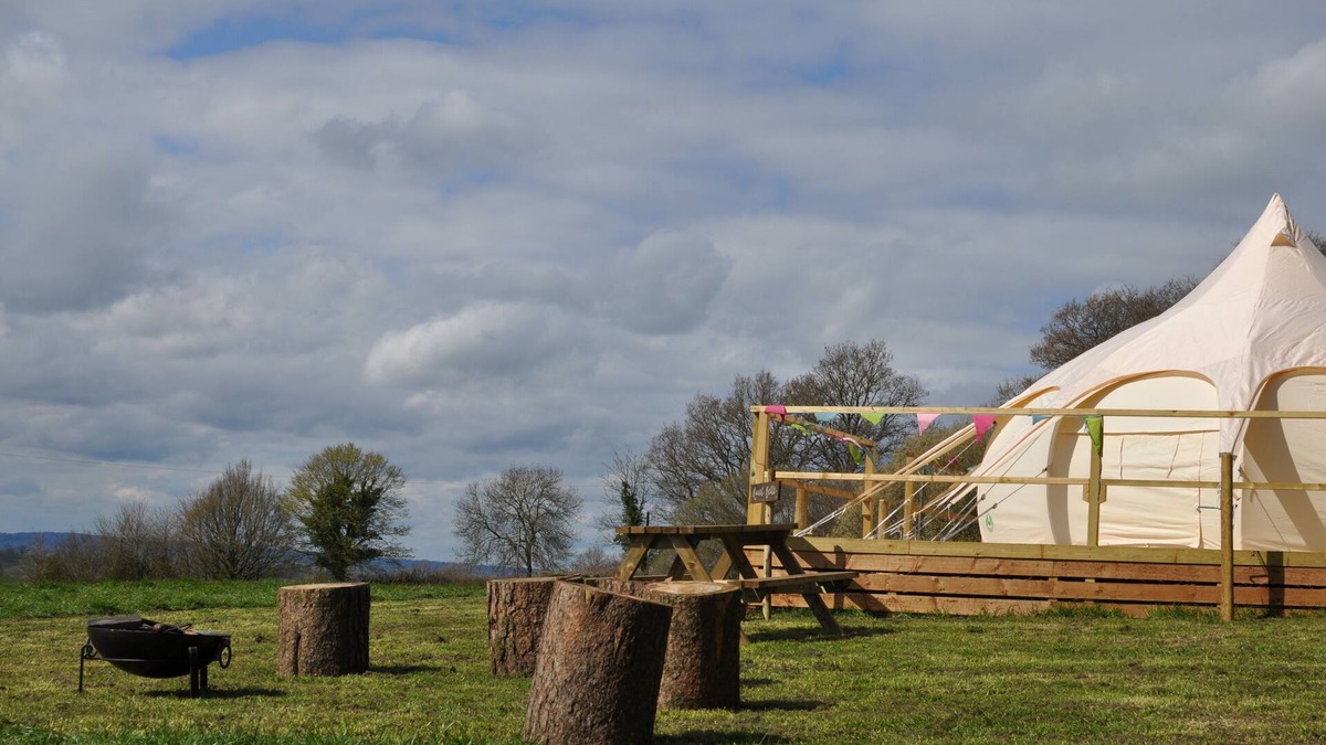 Shaftesbury Cabin | Lovely spacious lotus bell tent in Shaftesbury, UK