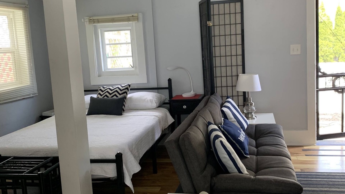 Lakeside Apartment | Lovely Studio Cottage. Great Location inside Lakeside gates,close to downtown.